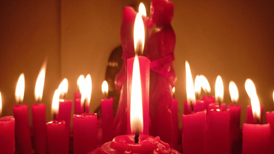 Velas rojas en ritual de pareja